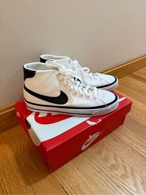 Nike Women’s 9 NEW